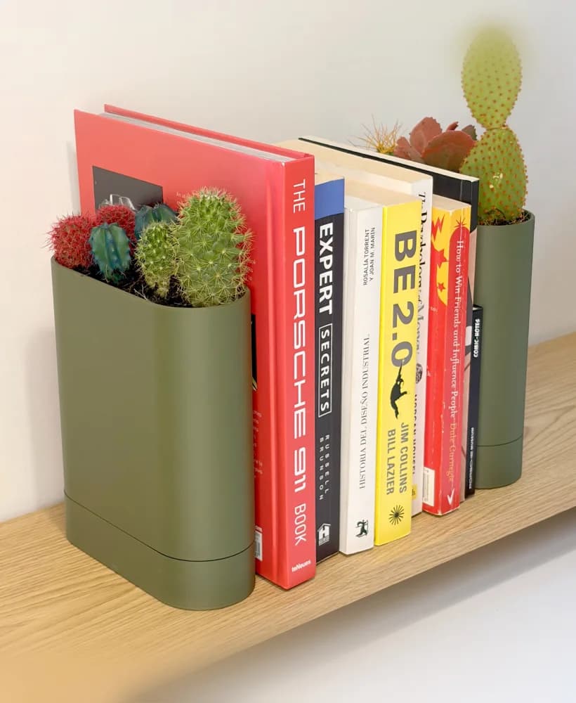 Serre-livres KABE vert olive avec cache-pots, livres et cactus
