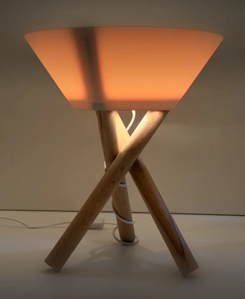 Lampe PIVOT allumée avec son abat-jour imprimé en 3D et ses pieds en bois croisés