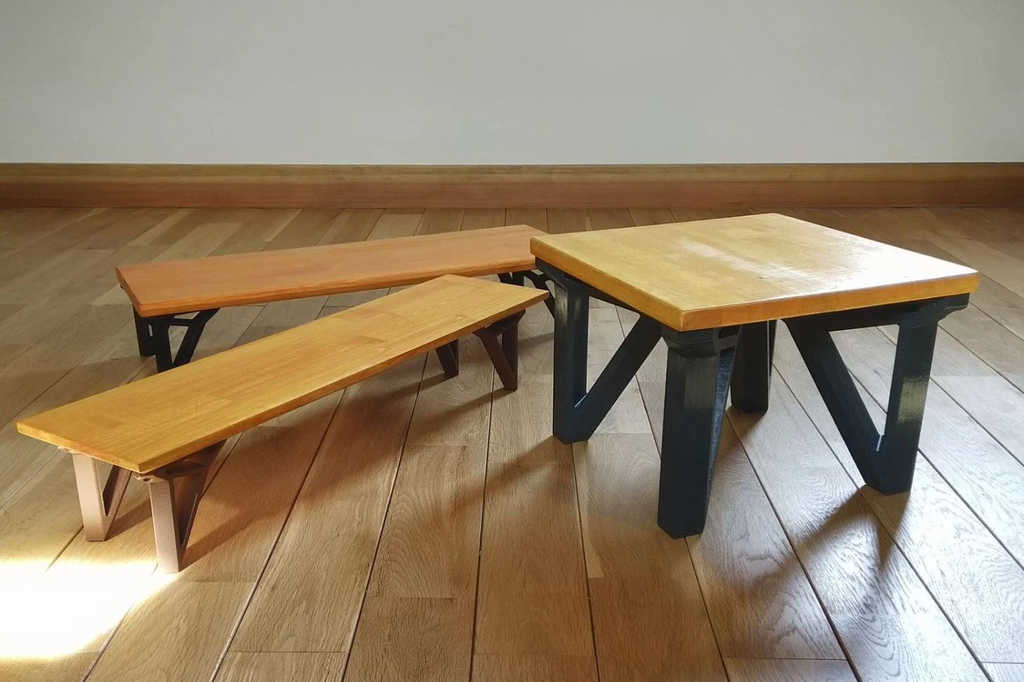 Table basse et bancs équipés de pieds design imprimés en 3D