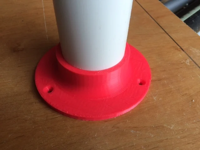 Platine de fixation rouge montée autour d’un pied en tube